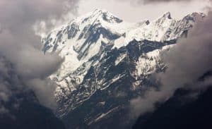 Două miliarde de oameni, în pericol. Munții Himalaya ar putea pierde până la 80% din gheață până în 2100, din cauza crizei climatice