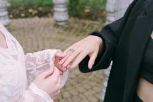 Estonia devine primul stat ex-sovietic care legalizează căsătoriile între persoane de același sex. Cuplurile gay vor avea și posibilitatea de a adopta copii