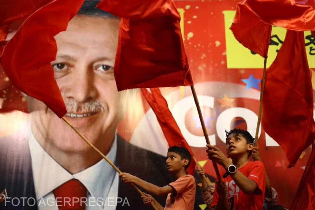 Turcia: Lira turcească scade tot mai mult, în timp ce comercianții așteaptă creșterea economică promisă de Erdogan