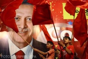 Turcia: Lira turcească scade tot mai mult, în timp ce comercianții așteaptă creșterea economică promisă de Erdogan