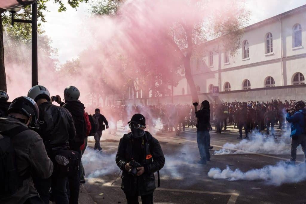 Cel puțin 150 de arestări în Franța, în urma protestelor violente. Poliția a dat cu gaze lacrimogene / video