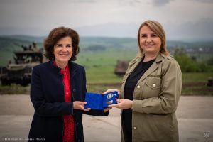Ambasadoarea Republicii Franceze la Bucureşti, Laurence Auer, decorată de președintele Klaus Iohannis – 60m.ro