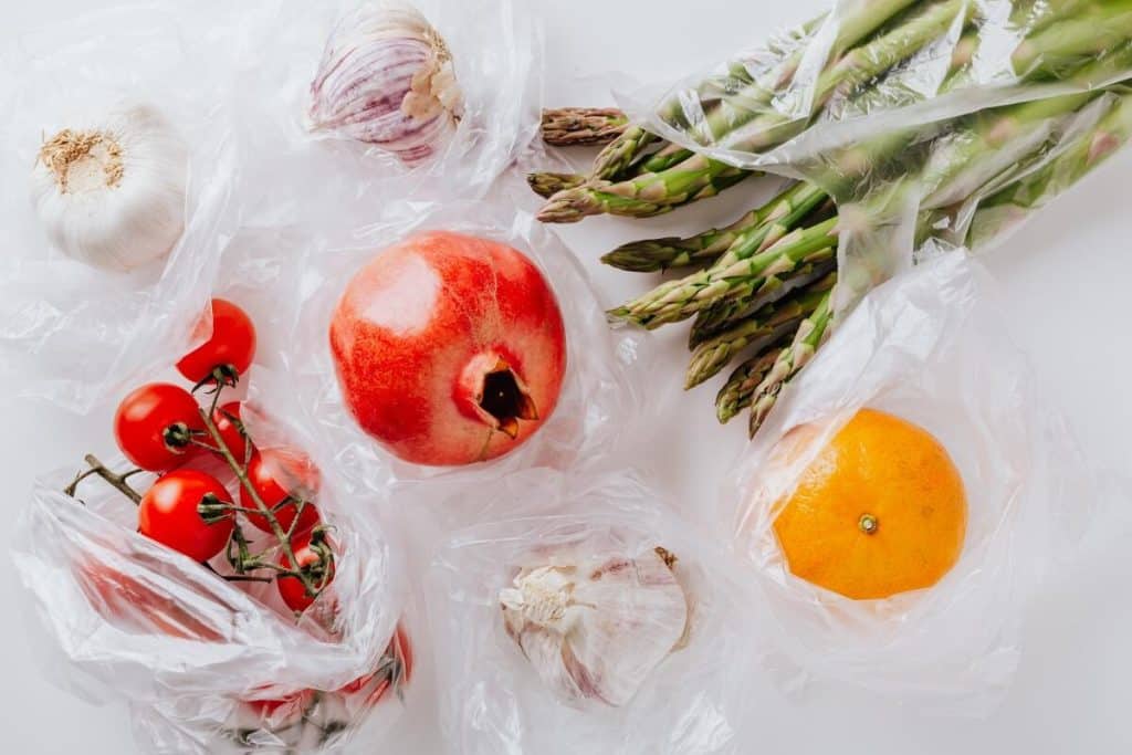 Țara care le interzice magazinelor să mai pună la dispoziție pungi subțiri din plastic pentru legume și fructe