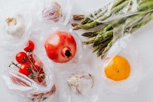 Țara care le interzice magazinelor să mai pună la dispoziție pungi subțiri din plastic pentru legume și fructe