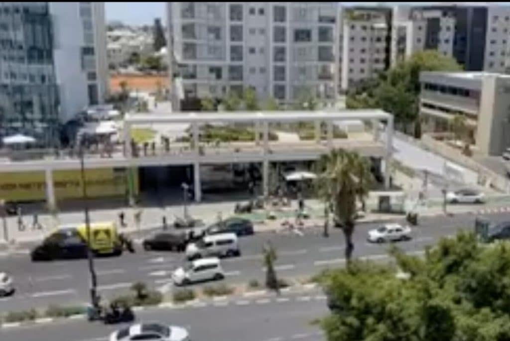 Teroare la Tel Aviv: Un terorist s-a folosit de un permis medical pentru a comite atacul armat. Cel puțin 8 răniți