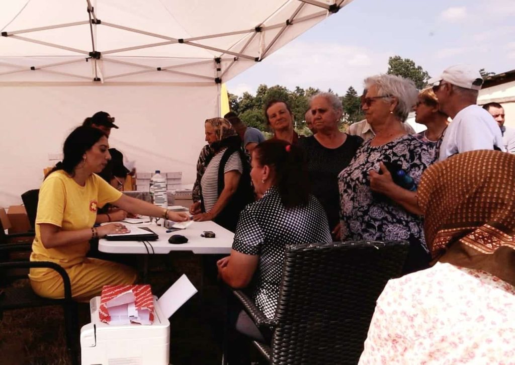 Caravana medicală AUR, la pas prin satele României! Tanti Maria: “Dacă apăreați mai devreme, poate nu ne mai plecau copiii” – 60m.ro