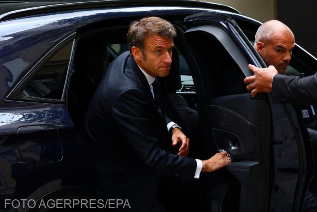 „Într-un foc bengal, de bucurie, de carne şi sânge, l-am doborî cu bâta”. Cântăreaţă franceză, aluzii la linşarea lui Macron, pe scenă