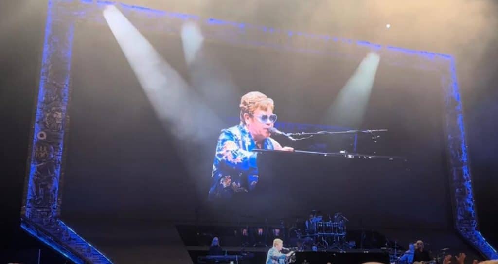 Elton John a susținut ultimul concert după o carieră de jumătate de secol. Ce mesaj le-a transmis fanilor / video