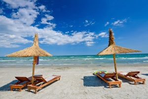 Concediu all inclusive pe banii statului: manevra prin care autoritățile trimit funcționarii la mare – 60m.ro