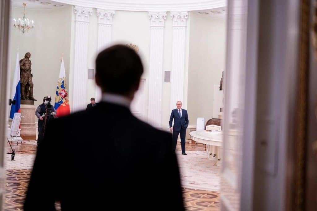 Rusia îl acuză pe Macron de „iresponsabilitate” și anunță că războiul purtat împotriva Ucrainei va escalada