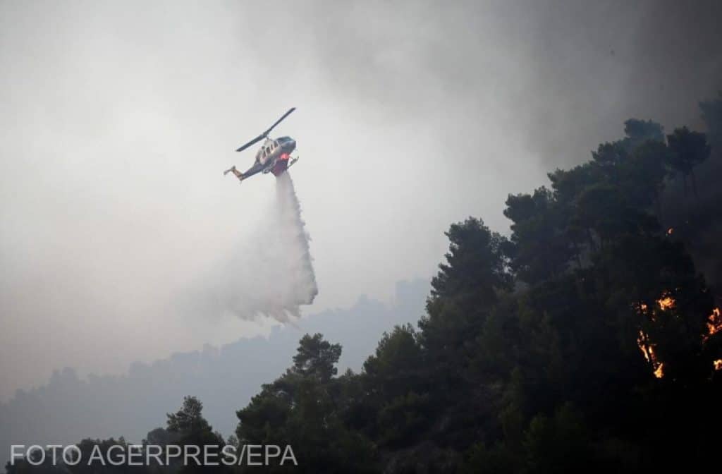 Imagini dramatice din Grecia – mai mulți turiști britanici au evadat din „infernul lui Dante”, pe o potecă realizată cu ajutorul unui elicopter
