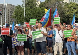 Angajații din construcții au protestat pe cod roșu în fața Guvernului: ”Nu ne alungați din țară”, ”Vrem să construim în România” – 60m.ro