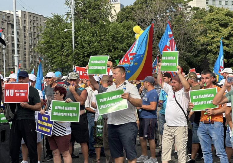 Angajații din construcții au protestat pe cod roșu în fața Guvernului: ”Nu ne alungați din țară”, ”Vrem să construim în România” – 60m.ro