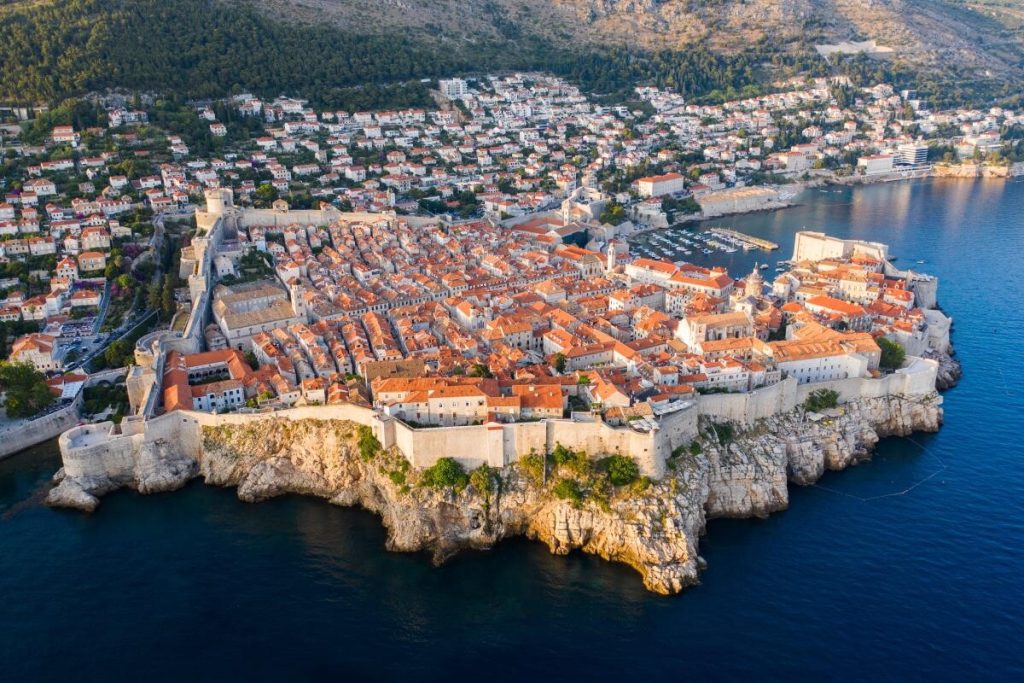 Dubrovnik, perla Croației, amenințat de incendii. Focul a ajuns în apropiere de oraș / video