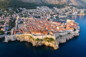 Dubrovnik, perla Croației, amenințat de incendii. Focul a ajuns în apropiere de oraș / video