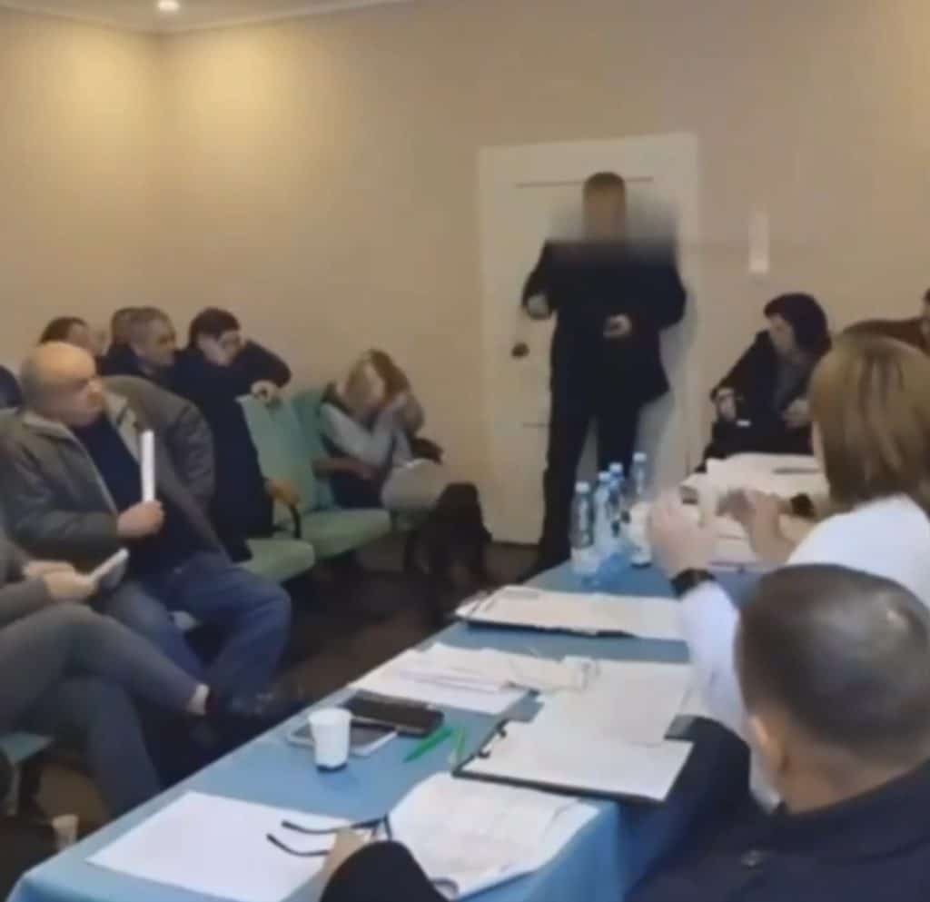 Un consiliu local din Ucraina a explodat la propriu. Trei grenade au fost detonate de un consilier în timpul ședinței – VIDEO