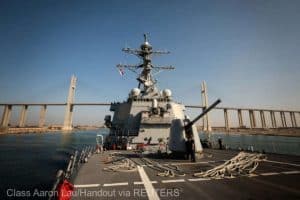 14 drone lansate de rebelii houthi, doborâte de un distrugător american. Alte trei nave militare se îndreaptă spre Marea Roșie