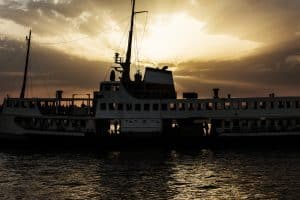 Două nave, atacate dinspre regiunea controlată de rebelii houthi din Yemen. Un distrugător din Forţele Navale americane implicat. Bulgaria anunţă că o navă a sa este sechestrată / Update