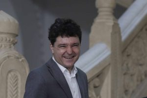 Nicușor Dan s-a umplut de penibil la Patriarhie: A început să râdă când oamenii l-au rugat să le dea măcar apă rece – 60m.ro