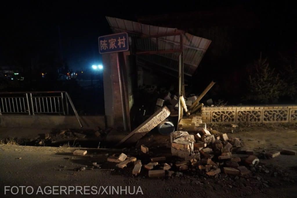 Cel puțin 118 persoane au murit după un cutremur cu magnitudinea de 6,2, care a lovit nord-vestul Chinei – presa de stat