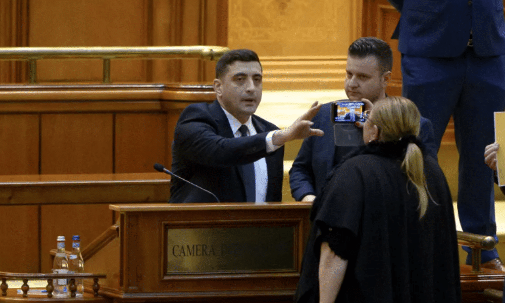 Cornel Nistorescu: Șoșoacă – o diversiune? Orb să fii să nu vezi că tot statul paralel cu toți slujitorii lui trimiși pe scenă, cu toate instituțiile penetrate, se străduiesc să-l blocheze pe George Simion din ascensiunea sa la electorat – 60m.ro