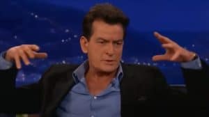 Actorul Charlie Sheen a fost atacat. O vecină a intrat în casă lui și ”a încercat să-l sugrume”