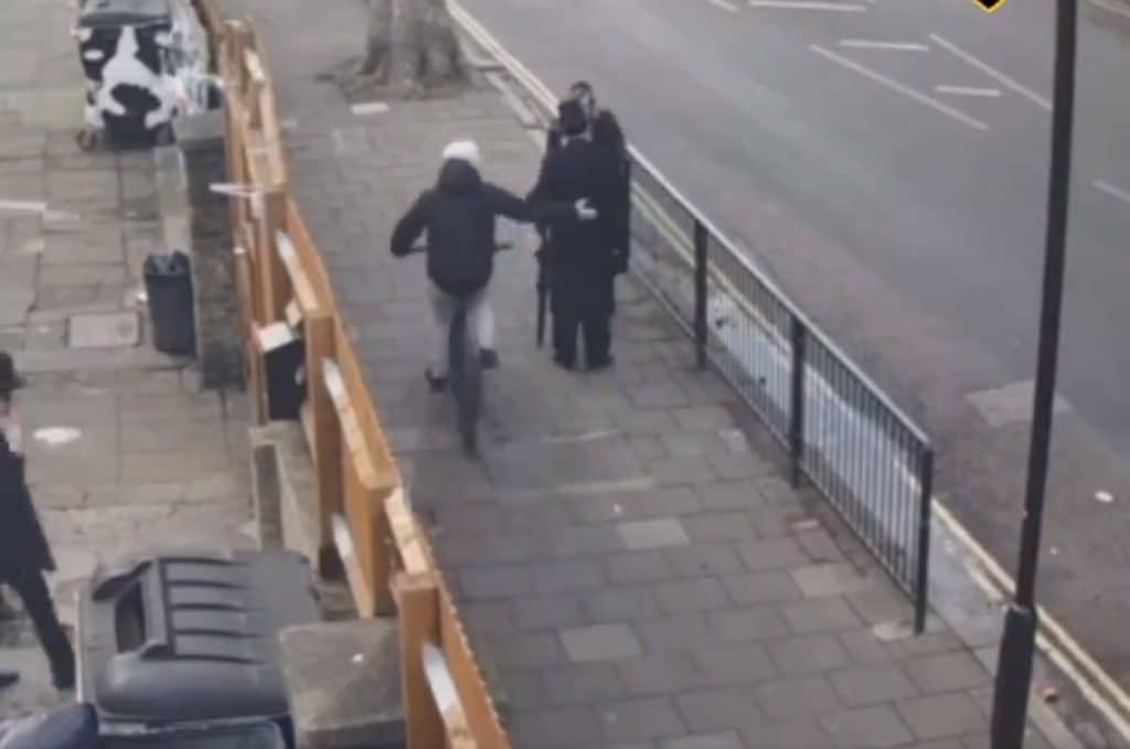 Act antisemit în Londra. Un biciclist lovește din mers mai mulți evrei în cap – VIDEO