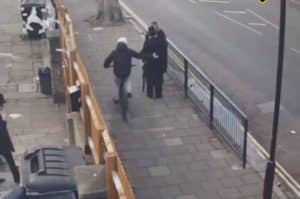 Act antisemit în Londra. Un biciclist lovește din mers mai mulți evrei în cap – VIDEO