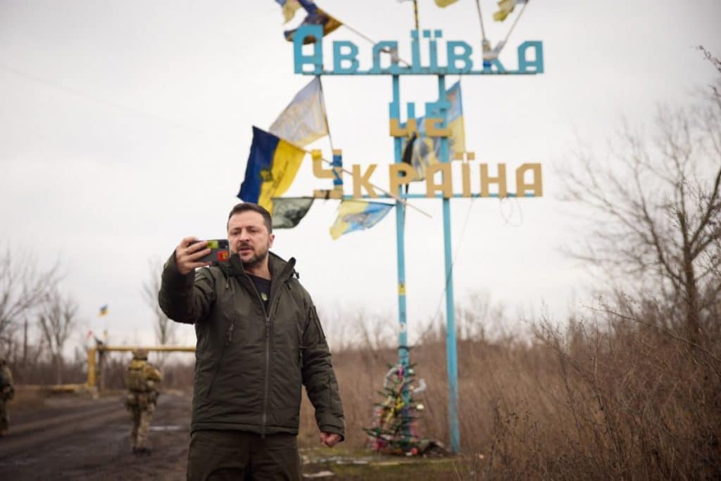Zelensky sfidează atacurile masive ale Rusiei. Președintele ucrainean, selfie din linia I a frontului în asediul de la Avdiivka