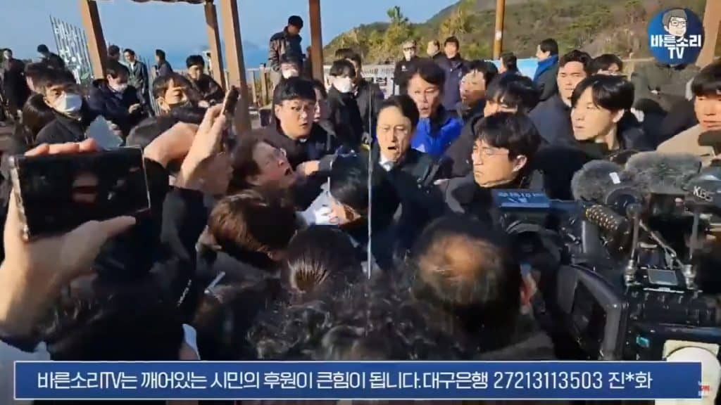 Liderul opoziţiei din Coreea de Sud, înjunghiat în gât. Momentul atacului – ATENȚIE! Imagini cu un puternic impact emoțional (VIDEO)