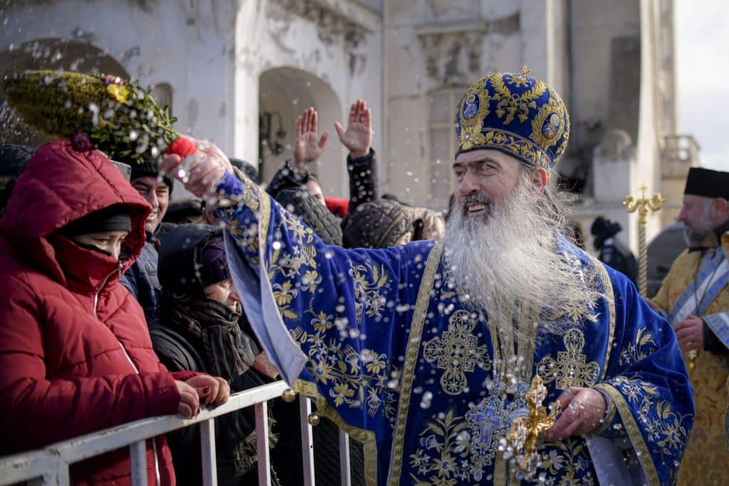 Arhiepiscopul Tomisului a anunţat că 200.000 de sticle cu apă sfinţită vor fi împărţite credincioşilor prezenţi la slujba de Bobotează – 60m.ro