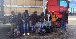 Arad: Mai mulţi migranți au fost găsiţi la graniţă ascunşi într-un TIR, printre cauciucuri – 60m.ro