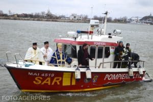 Crucea de Bobotează. La Brăila un bărbat a prins crucea pentru a patra oară. În Tulcea un sportiv care se pregătește pentru Campionatul european de înot în ape înghețate a adus crucea la mal