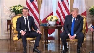 Trump a dezvăluit o discuție privată cu Macron și l-a imitat în fața alegătorilor. A stârnit hohote în mulțime