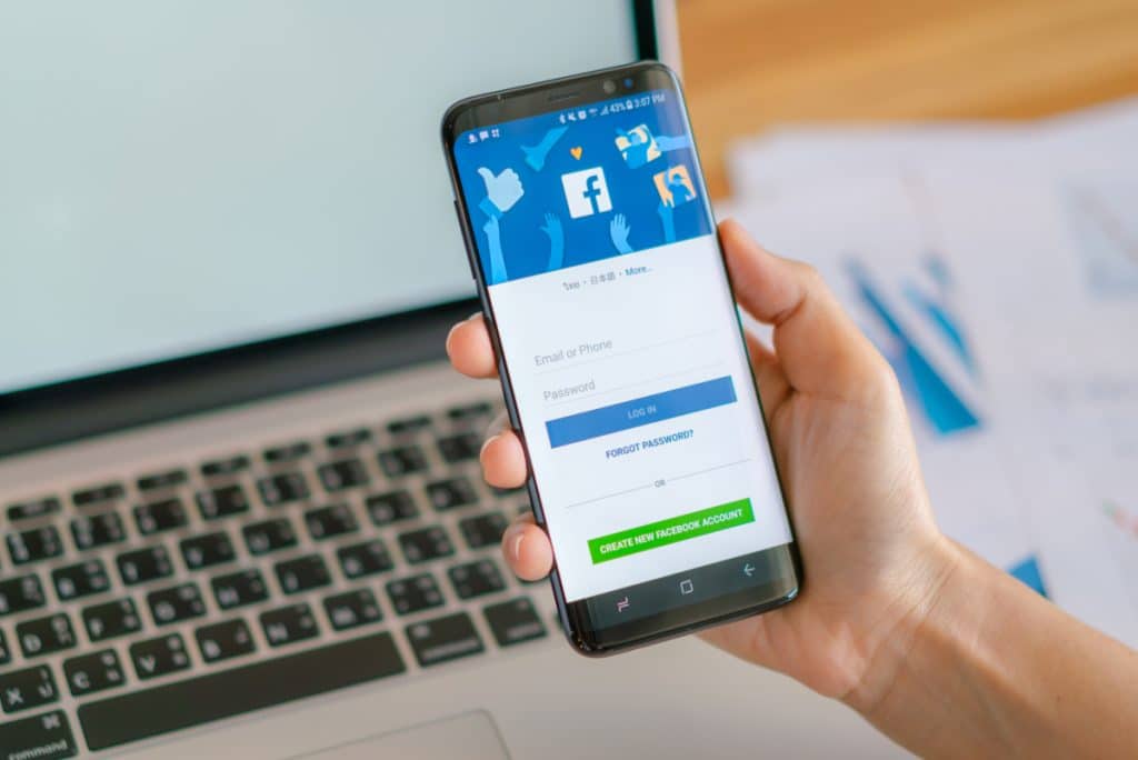 Schimbări majore: Tinerii nu vor mai putea vedea pe Facebook și Instagram postările considerate periculoase