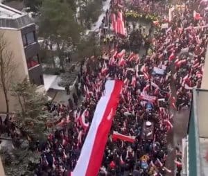 Polonezii demonstrează împotriva Guvernului Tusk, la o lună de la învestire/ video