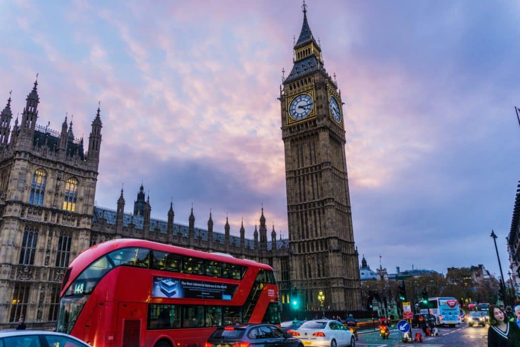 Un serial TV duce la revoltă naţională în Marea Britanie. „Simţim că oamenii care ne guvernează sunt mincinoşi, sunt agresori”. Scandalul de la Poştă a ajuns, în sfărşit, pe masă