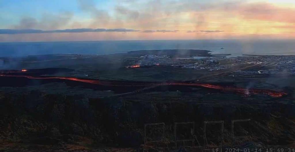 Erupe cel mai activ vulcan din Islanda. Fluxul de lavă se îndreaptă spre orașul Grindavik – Video Live