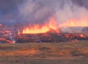 Case din Grindavik, arse de lava vulcanului care a erupt în sud-vestul Islandei