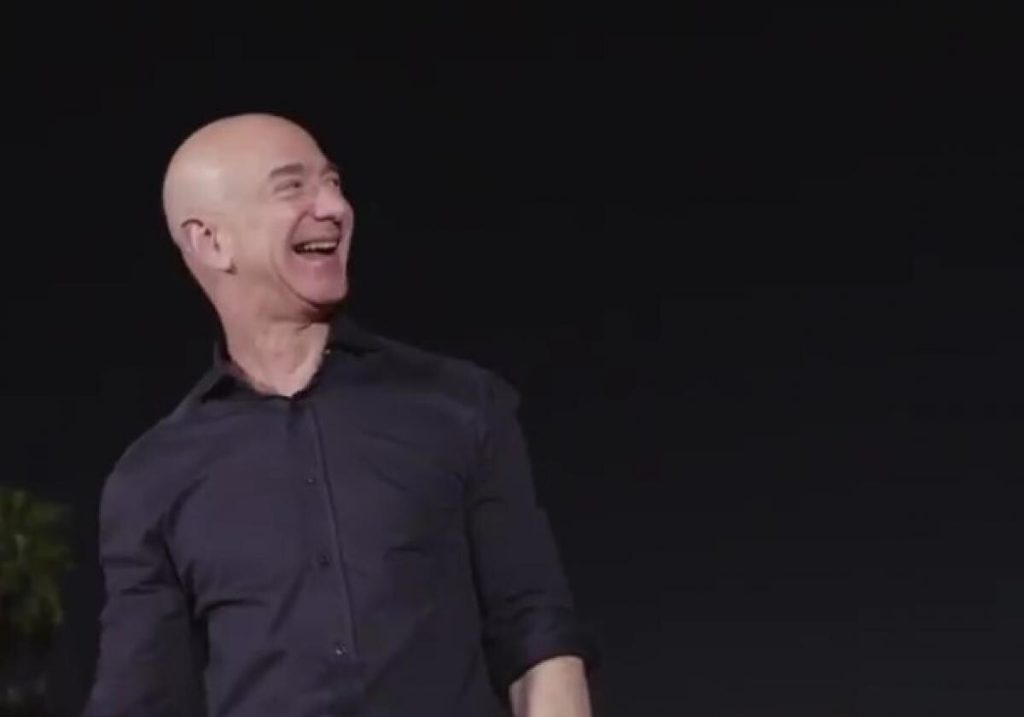 Jeff Bezos coboară pe locul al treilea în topul celor mai bogați oameni din lume, în timp ce Elon Musk ajunge în fruntea „celor cinci mari”