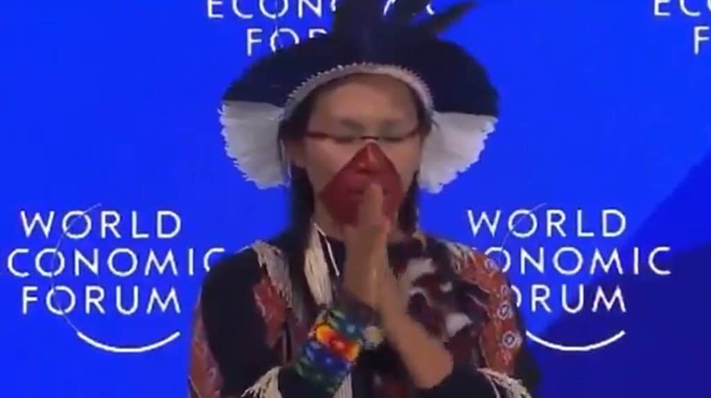 O femeie a făcut un ritual șamanic la Forumul de la Davos. Arhiepiscop: V-a trecut prin minte să invitați un preot să spună o rugăciune? / video