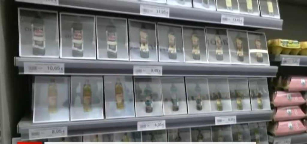 Un supermarket a înlocuit la raft sticlele de ulei de măsline cu poze. Primești produsul doar la casă