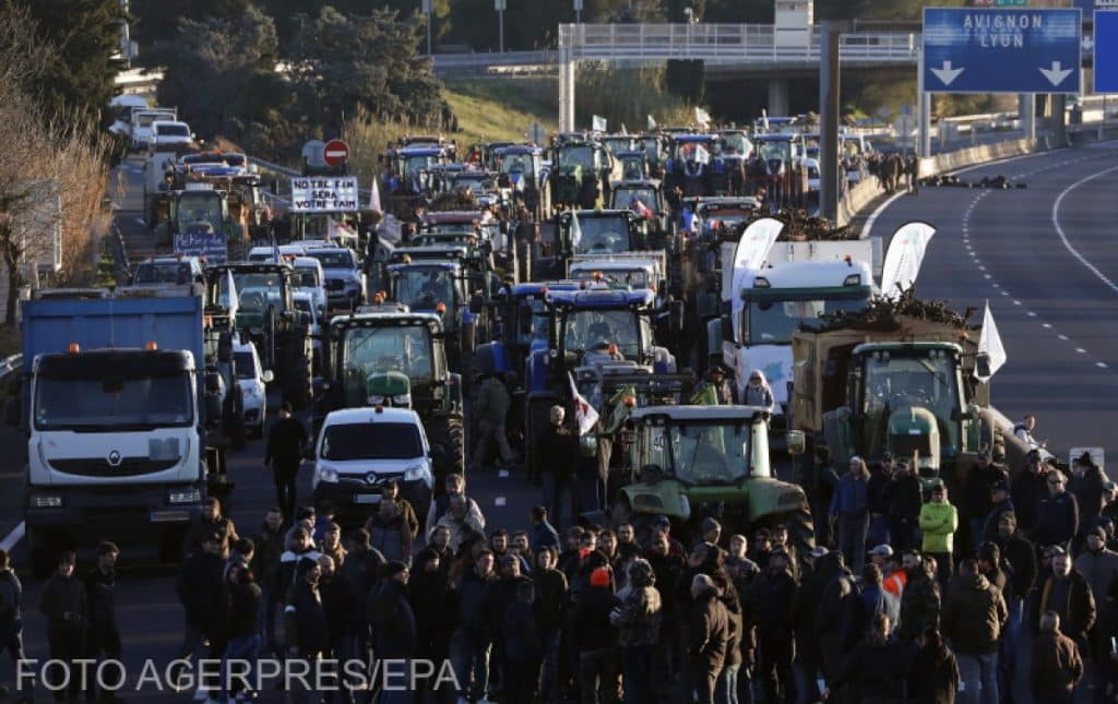 Fermierii francezi amenință că vor asedia Parisul. Macron acuză Spania și Italia de concurență neloială