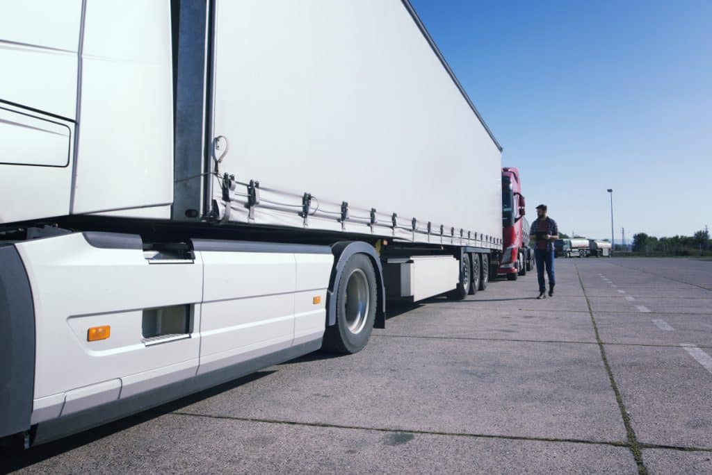 „Armata lui Dumnezeu”, camionagii susținători ai lui Trump, se îndreaptă spre frontiera sudică, în încercarea de a presa Casa Albă să abordeze criza migranților