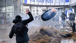 VIDEO: Bruxelles-ul în flăcări! Fermierii protestează cu peste 1.300 de tractoare – 60m.ro