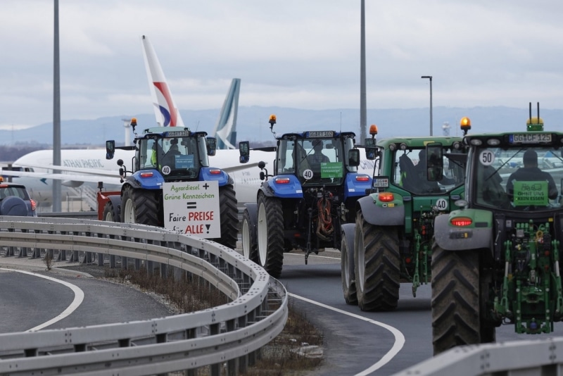 Fermierii germani au blocat accesul pe Aeroportul din Frankfurt – 60m.ro
