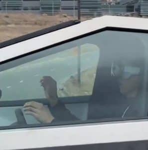 Un șofer de Tesla ar fi folosit căștile Apple Vision Pro în timp ce conducea. ”Toate sistemele necesită ca șoferul să dețină controlul” – VIDEO