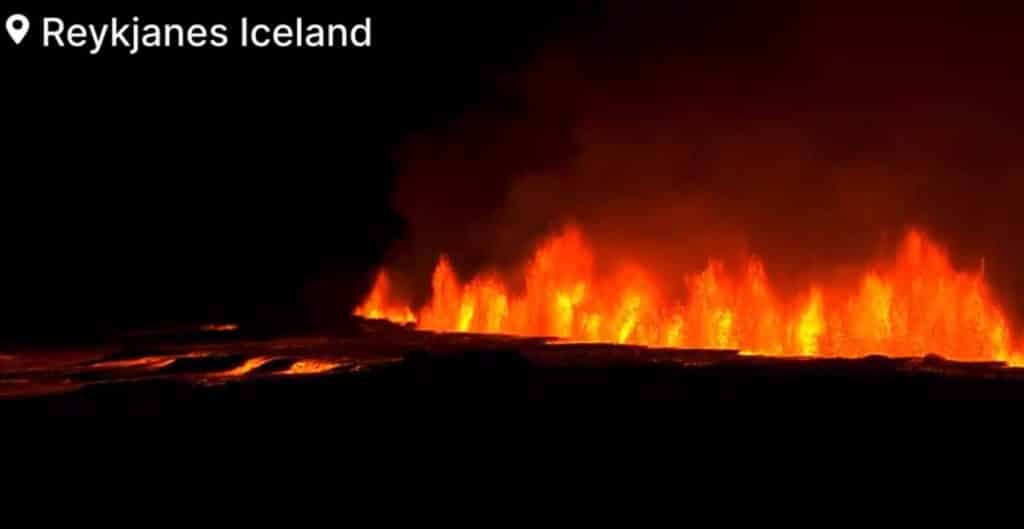 Erupție vulcanică în Islanda. Lava a ajuns până la 80 de metri în aer – VIDEO