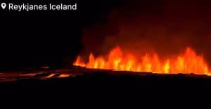 Erupție vulcanică în Islanda. Lava a ajuns până la 80 de metri în aer – VIDEO