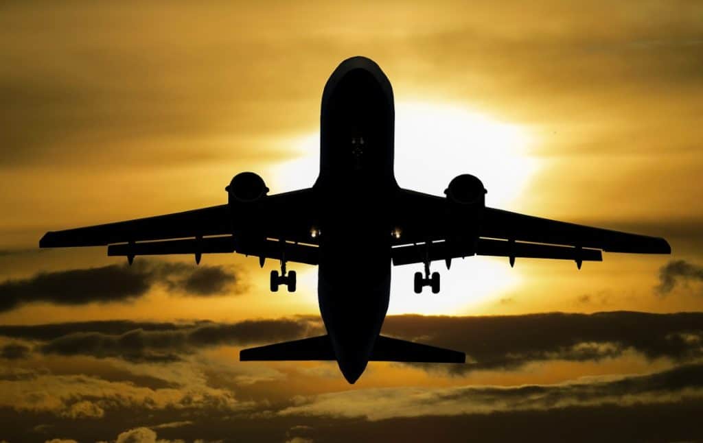 Un avion, deviat din Praga către Grecia, din cauza unui pasager violent